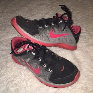 Black and pink Nike’s size 7.5